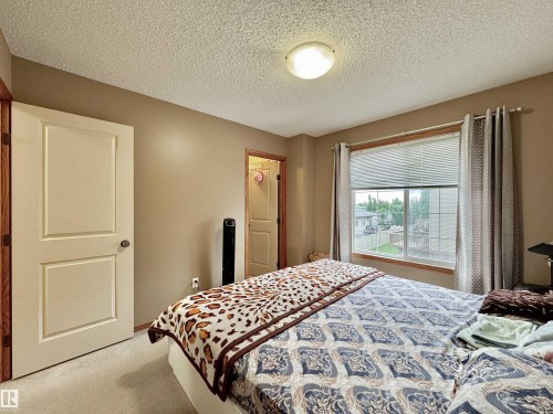 #4 320 Spruce Ridge Rd, Spruce Grove, AB - Indoor Photo Showing Bedroom