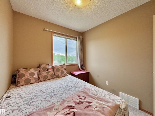 #4 320 Spruce Ridge Rd, Spruce Grove, AB - Indoor Photo Showing Bedroom