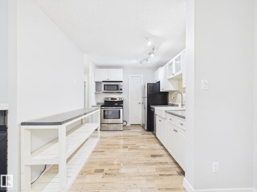 152 Surrey Gardens, Edmonton, AB - Indoor Photo Showing Kitchen