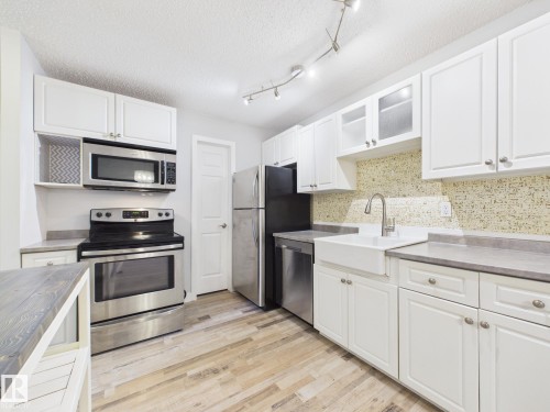 152 Surrey Gardens, Edmonton, AB - Indoor Photo Showing Kitchen