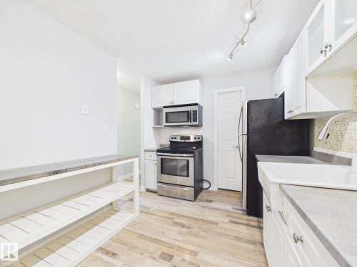 152 Surrey Gardens, Edmonton, AB - Indoor Photo Showing Kitchen