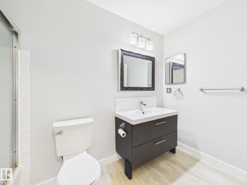 152 Surrey Gardens, Edmonton, AB - Indoor Photo Showing Bathroom