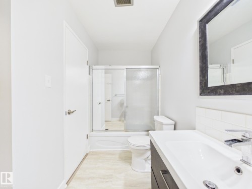 152 Surrey Gardens, Edmonton, AB - Indoor Photo Showing Bathroom