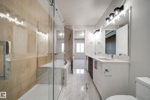8816 183 Avenue Nw, Edmonton, AB - Indoor Photo Showing Bathroom