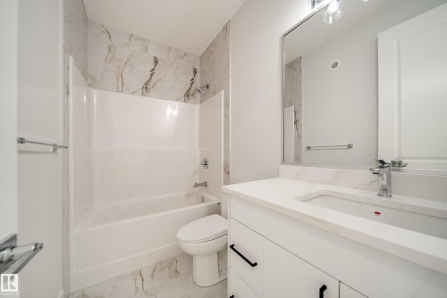 8816 183 Avenue Nw, Edmonton, AB - Indoor Photo Showing Bathroom