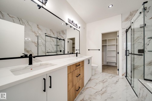 8740 183 Avenue Nw, Edmonton, AB - Indoor Photo Showing Bathroom