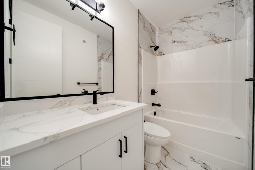 8740 183 Avenue Nw, Edmonton, AB - Indoor Photo Showing Bathroom