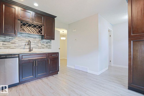 355 Kirkpatrick Crescent Nw, Edmonton, AB - Indoor Photo Showing Kitchen