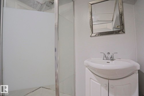 355 Kirkpatrick Crescent Nw, Edmonton, AB - Indoor Photo Showing Bathroom