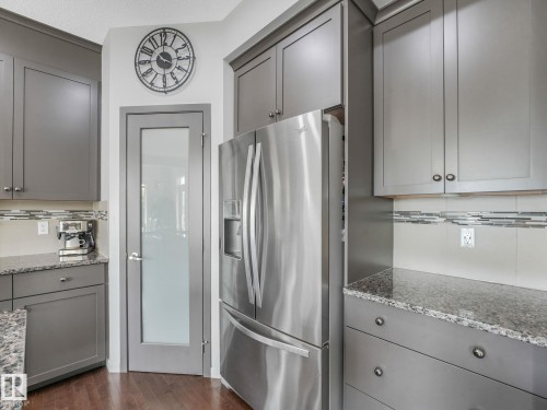 908 Goshawk Point(E) Nw, Edmonton, AB - Indoor Photo Showing Kitchen