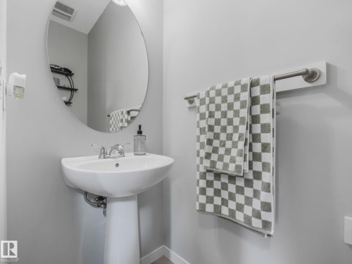 908 Goshawk Point(E) Nw, Edmonton, AB - Indoor Photo Showing Bathroom