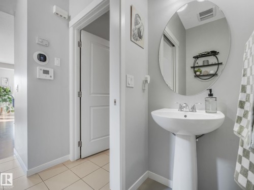 908 Goshawk Point(E) Nw, Edmonton, AB - Indoor Photo Showing Bathroom