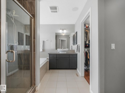908 Goshawk Point(E) Nw, Edmonton, AB - Indoor Photo Showing Bathroom