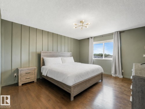 908 Goshawk Point(E) Nw, Edmonton, AB - Indoor Photo Showing Bedroom