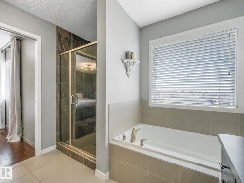 908 Goshawk Point(E) Nw, Edmonton, AB - Indoor Photo Showing Bathroom