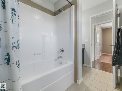 908 Goshawk Point(E) Nw, Edmonton, AB - Indoor Photo Showing Bathroom
