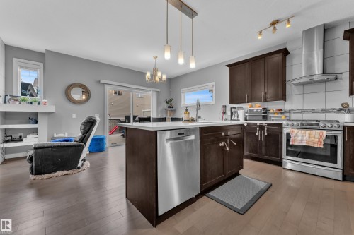 Kitchen - 1942 Chapman Road Sw, Edmonton, AB - Indoor Photo Showing Kitchen With Upgraded Kitchen