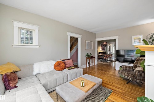 9851 86 Avenue Nw, Edmonton, AB - Indoor Photo Showing Living Room
