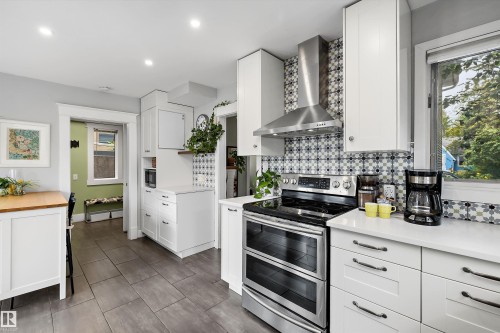 9851 86 Avenue Nw, Edmonton, AB - Indoor Photo Showing Kitchen