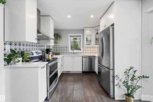 9851 86 Avenue Nw, Edmonton, AB - Indoor Photo Showing Kitchen With Upgraded Kitchen