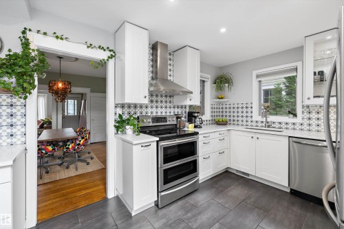 9851 86 Avenue Nw, Edmonton, AB - Indoor Photo Showing Kitchen With Upgraded Kitchen