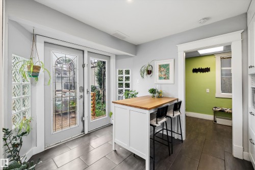 9851 86 Avenue Nw, Edmonton, AB - Indoor