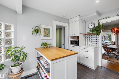 9851 86 Avenue Nw, Edmonton, AB - Indoor Photo Showing Kitchen