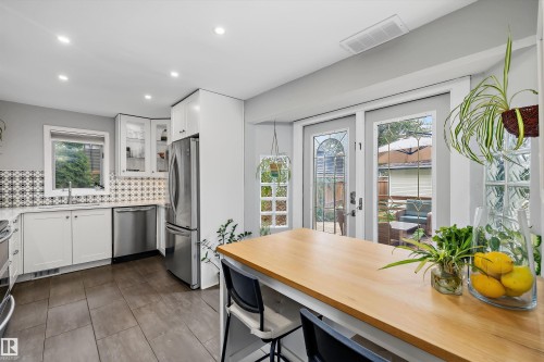 9851 86 Avenue Nw, Edmonton, AB - Indoor