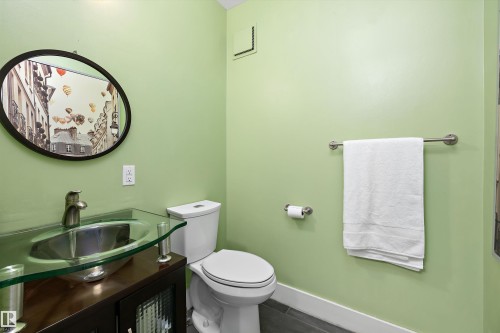 9851 86 Avenue Nw, Edmonton, AB - Indoor Photo Showing Bathroom