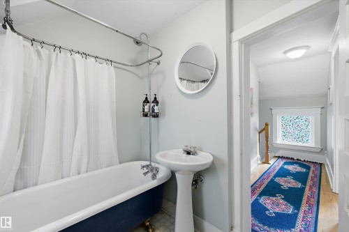 9851 86 Avenue Nw, Edmonton, AB - Indoor Photo Showing Bathroom
