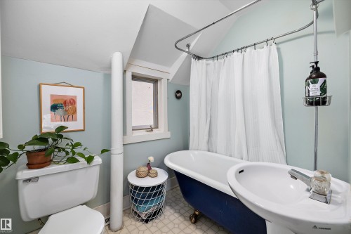 9851 86 Avenue Nw, Edmonton, AB - Indoor Photo Showing Bathroom