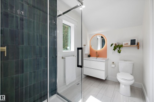 9851 86 Avenue Nw, Edmonton, AB - Indoor Photo Showing Bathroom