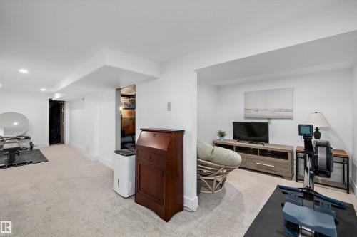 9851 86 Avenue Nw, Edmonton, AB - Indoor