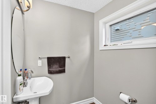 15908 10 Avenue Sw, Edmonton, AB - Indoor Photo Showing Bathroom