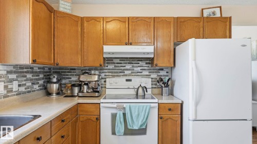 8230 71 Street Nw, Edmonton, AB - Indoor Photo Showing Kitchen