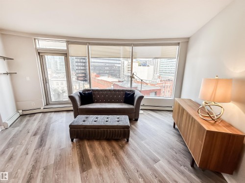 #703 10152 104 St Nw, Edmonton, AB - Indoor Photo Showing Living Room