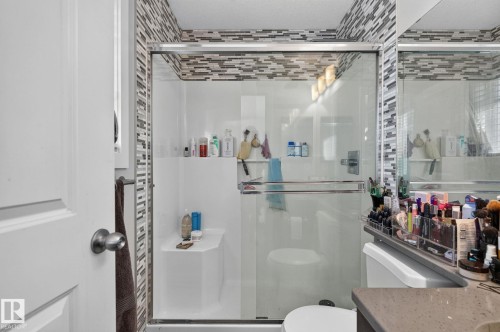 5922 Mullen Way Nw, Edmonton, AB - Indoor Photo Showing Bathroom