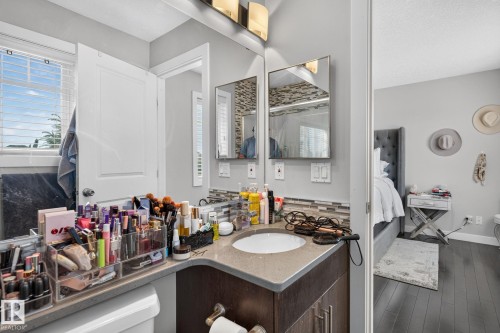 5922 Mullen Way Nw, Edmonton, AB - Indoor Photo Showing Bathroom