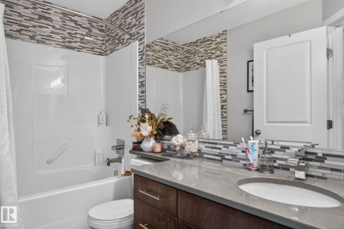 5922 Mullen Way Nw, Edmonton, AB - Indoor Photo Showing Bathroom