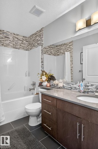 5922 Mullen Way Nw, Edmonton, AB - Indoor Photo Showing Bathroom