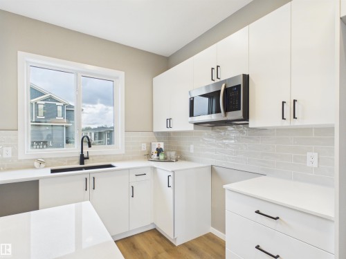 1098 Mcleod Avenue, Spruce Grove, AB - Indoor Photo Showing Kitchen With Upgraded Kitchen