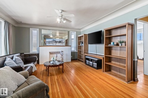 9513 81 Street Nw, Edmonton, AB - Indoor Photo Showing Living Room