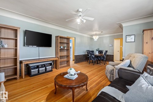 9513 81 Street Nw, Edmonton, AB - Indoor Photo Showing Living Room