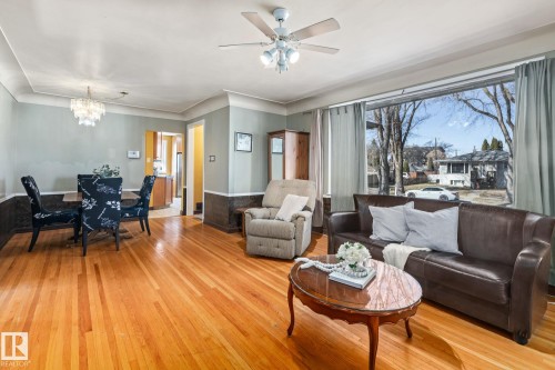9513 81 Street Nw, Edmonton, AB - Indoor Photo Showing Living Room