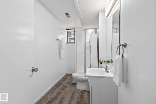 9513 81 Street Nw, Edmonton, AB - Indoor Photo Showing Bathroom