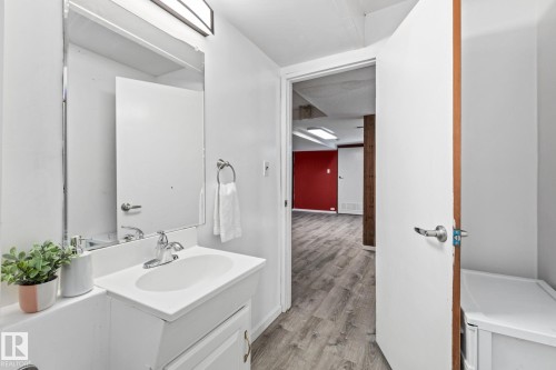 9513 81 Street Nw, Edmonton, AB - Indoor Photo Showing Bathroom