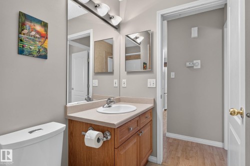 Bathroom - 3211 Mcphadden Place Sw, Edmonton, AB - Indoor Photo Showing Bathroom