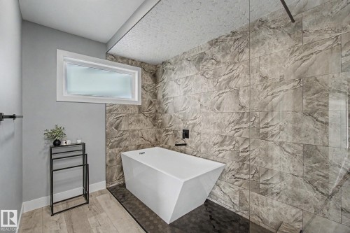 1463 Howes Crescent Sw, Edmonton, AB - Indoor Photo Showing Bathroom
