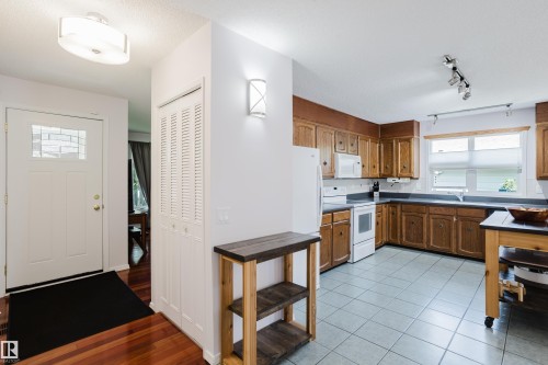 10433 32A Avenue Nw, Edmonton, AB - Indoor Photo Showing Kitchen