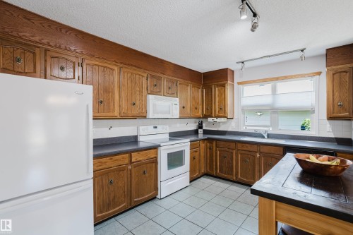 10433 32A Avenue Nw, Edmonton, AB - Indoor Photo Showing Kitchen With Double Sink